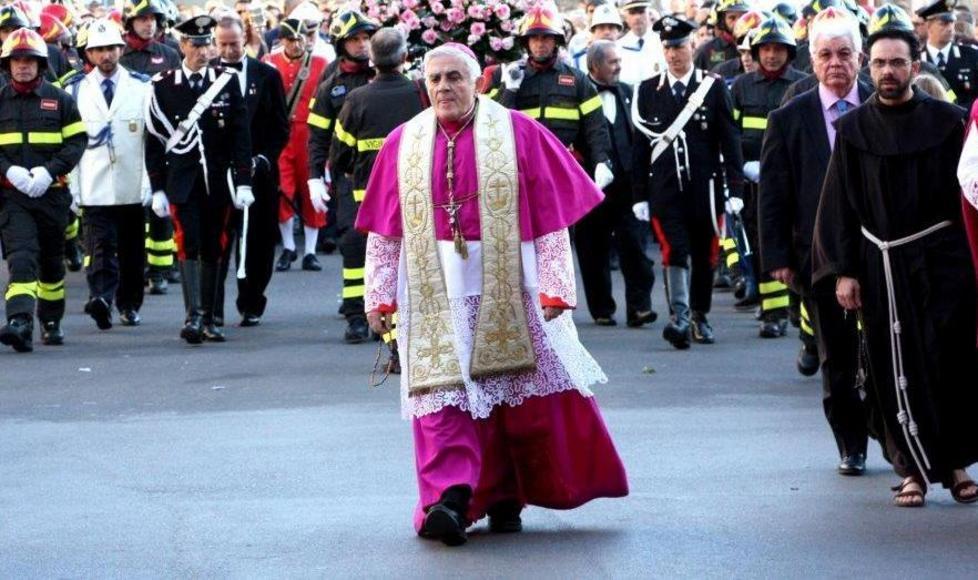 Ancora bufera sul vescovo i gay lo accusano: è omofobo 