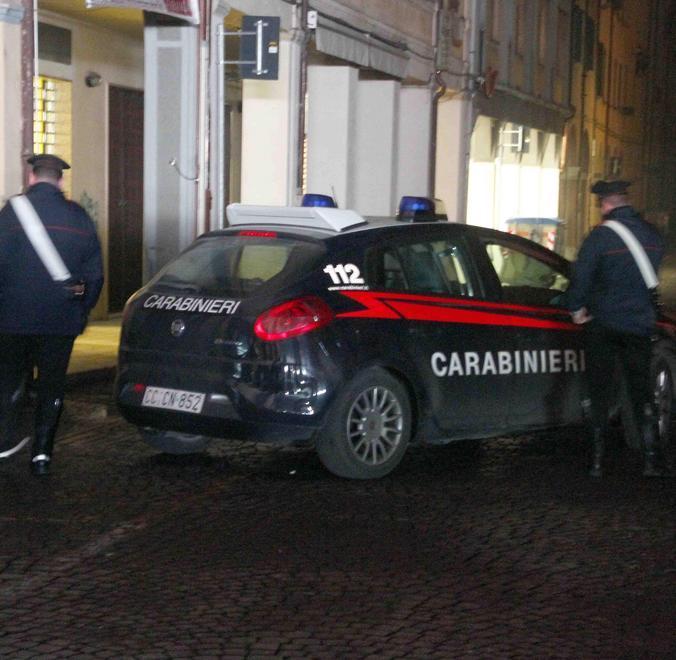 Gli mostra i dollari poi gli strappa dalle mani 250 euro