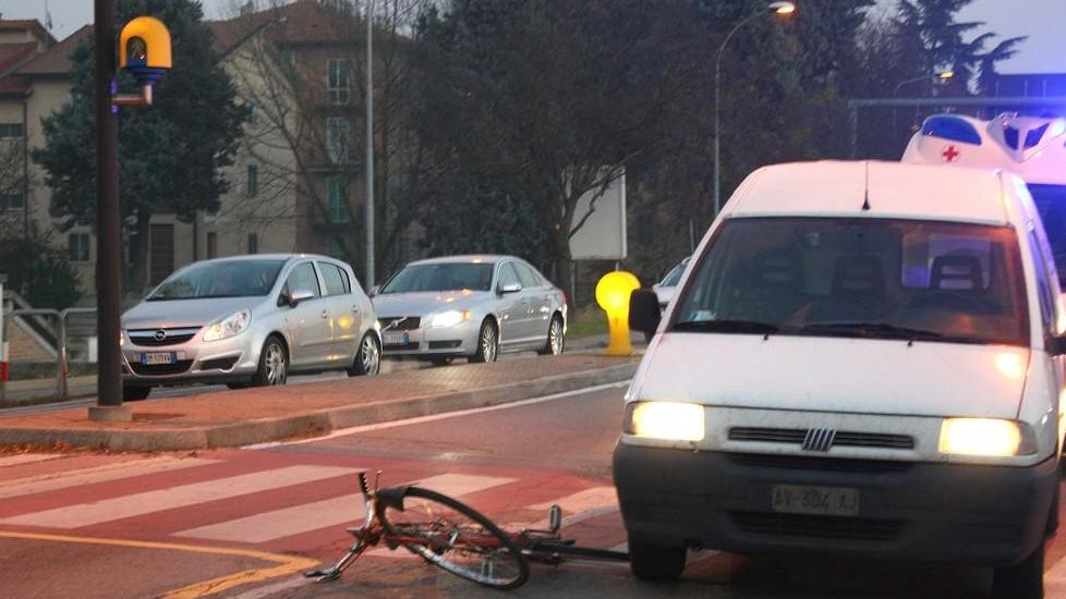 Grave ciclista investito sulle strisce