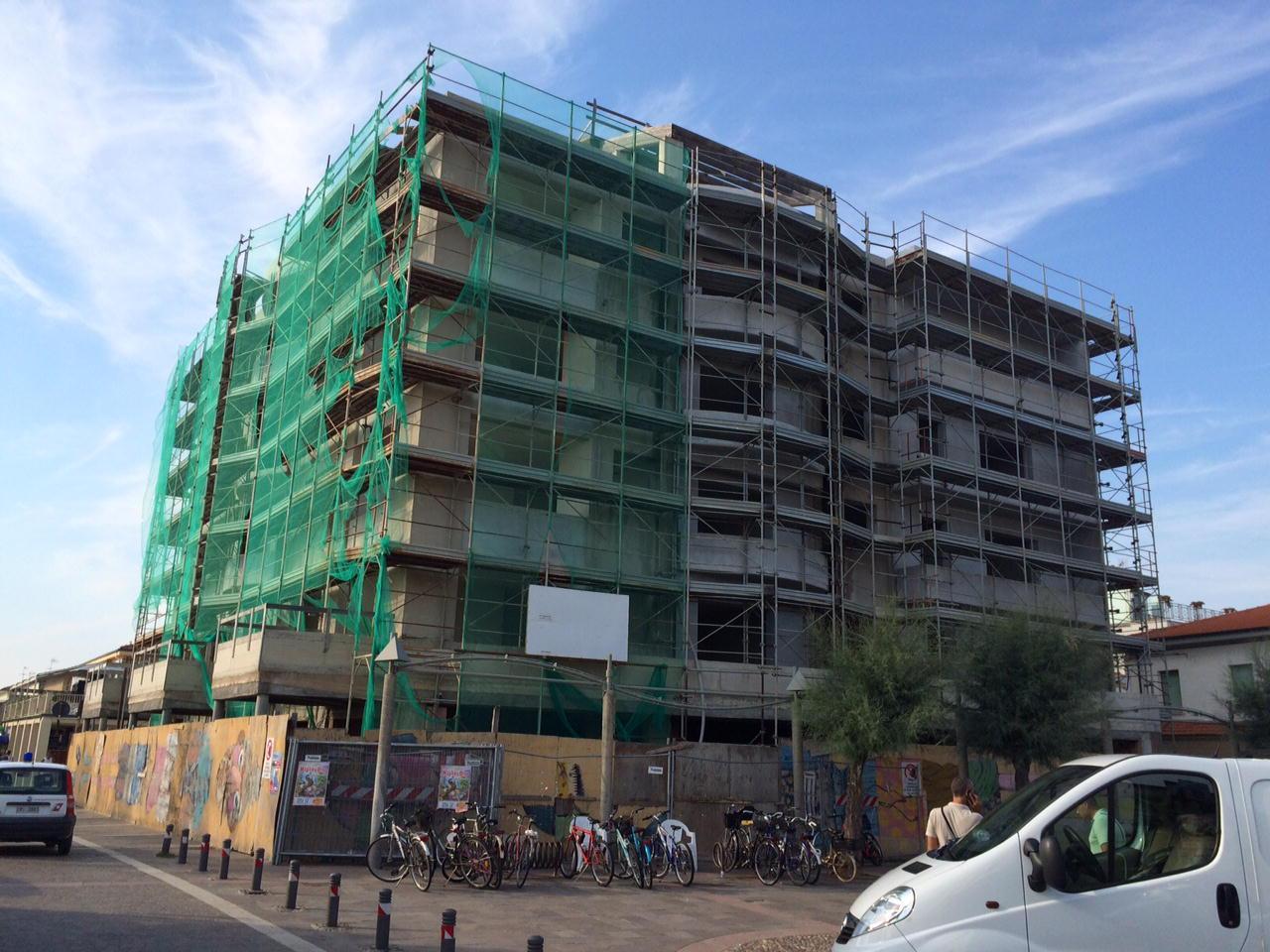 Una veduta del cantiere dell'ex hotel Lido a Marina di Cecina