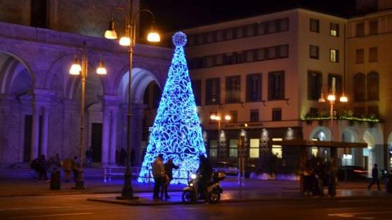 L'albero di Natale allestito lo scorso anno in piazza Grande