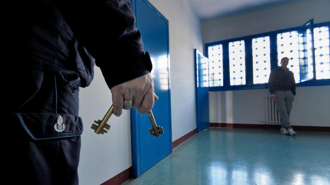 "Mi ha picchiato, perché non l'ha fermato?". Frasi choc registrate nel carcere di Prato