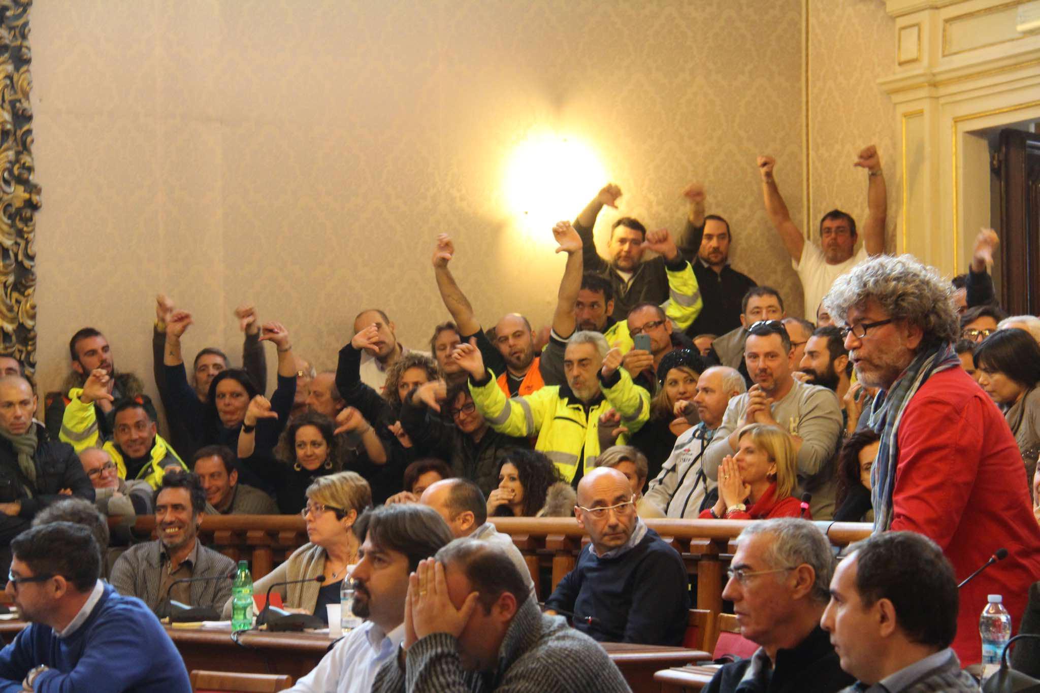 La protesta dei lavoratori dell'Aamps in consiglio comunale