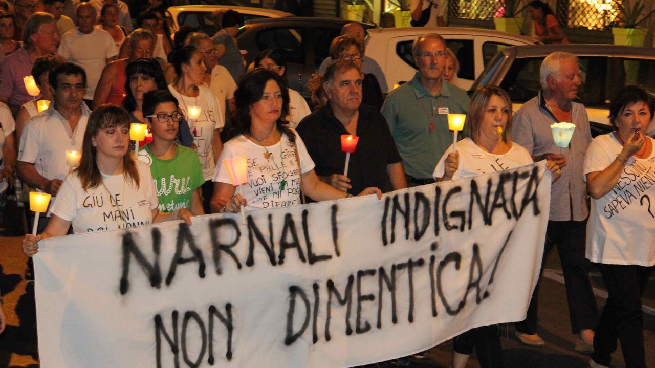 La fiaccolata a sostegno degli anziani della Rsa di Narnali