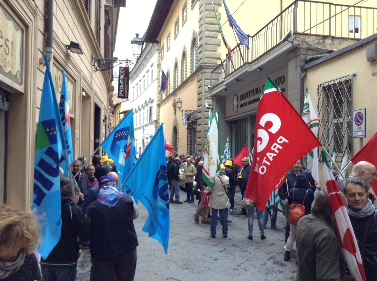 Protesta dei sindacati davanti alla Prefettura di Prato 