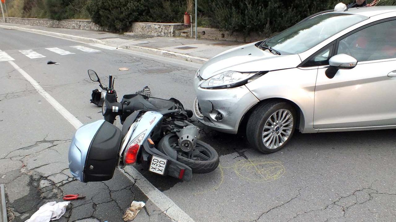 Incidente stradale su lungomare Marconi, scontro auto-scooter (foto Paolo Barlettani)