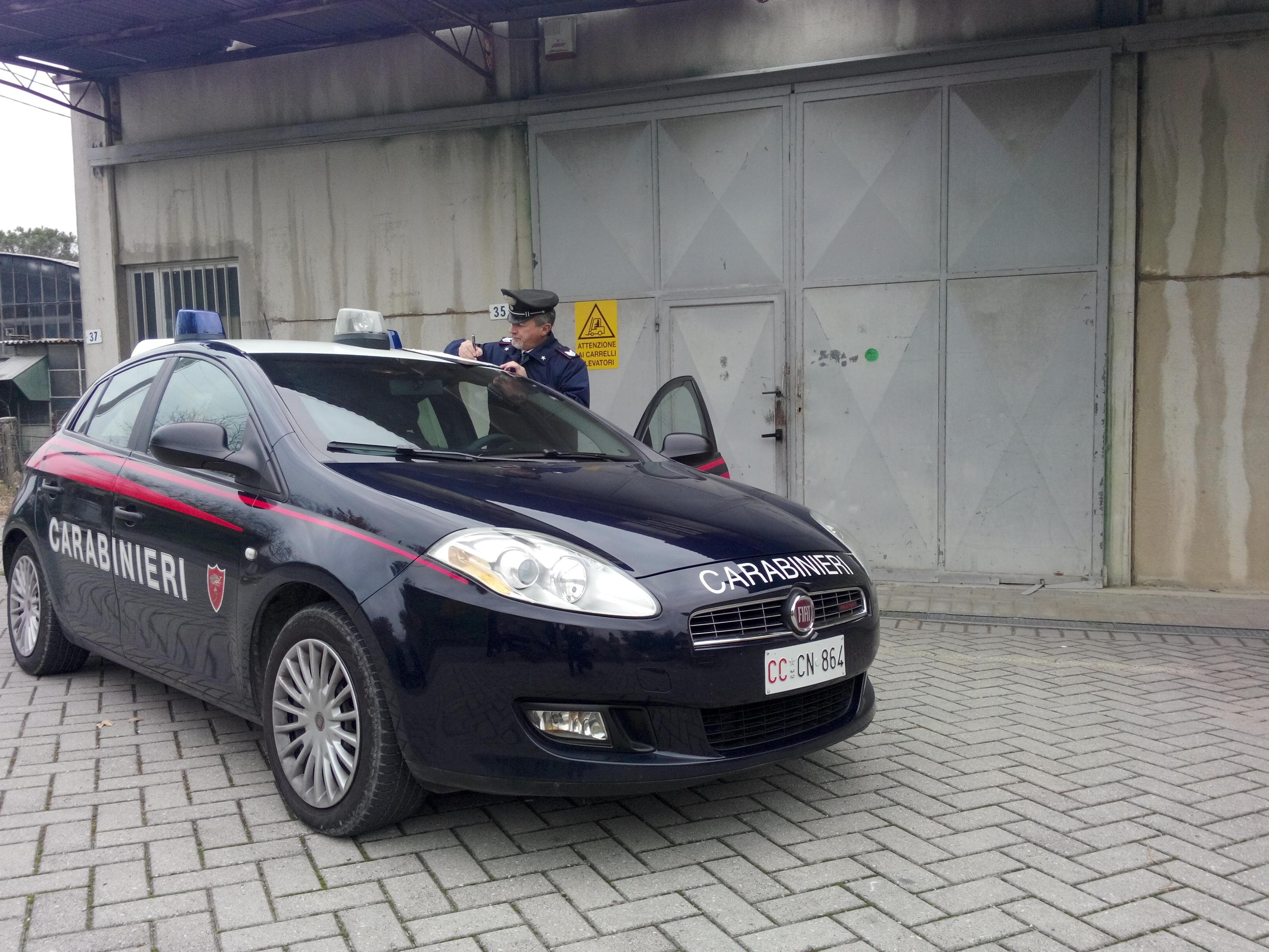 Auto dei carabinieri davanti a una delle aziende chiuse