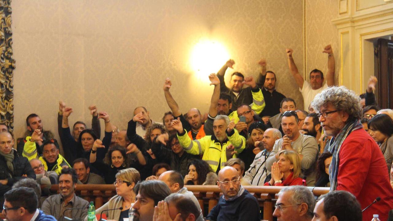 Alcuni lavoratori dell'Aamps e dell'indotto in consiglio comunale (Pentafoto)