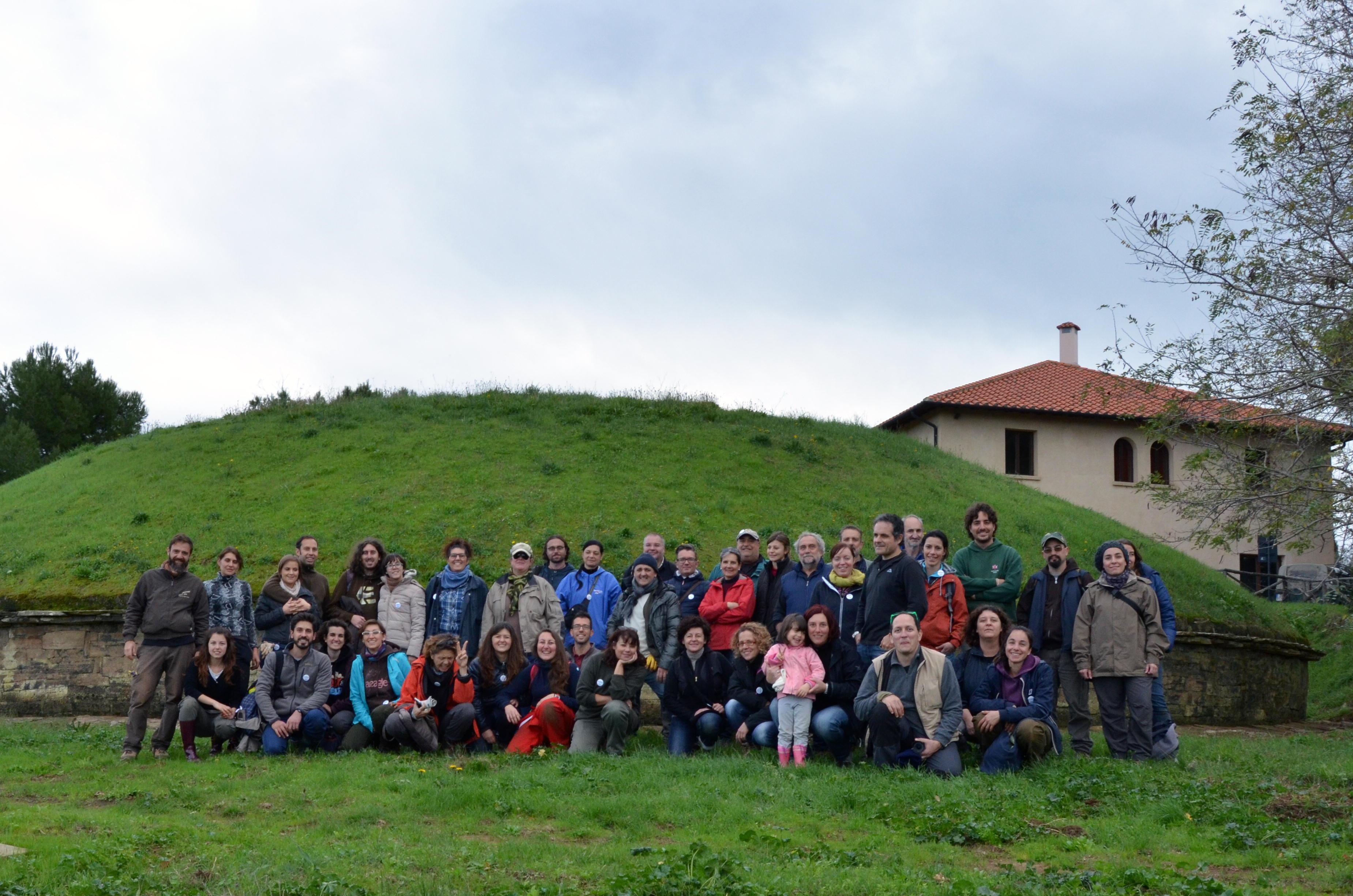 Il gruppo di volontari e archeologi che hanno partecipato ai due giorni di ripristino delle necropoli 