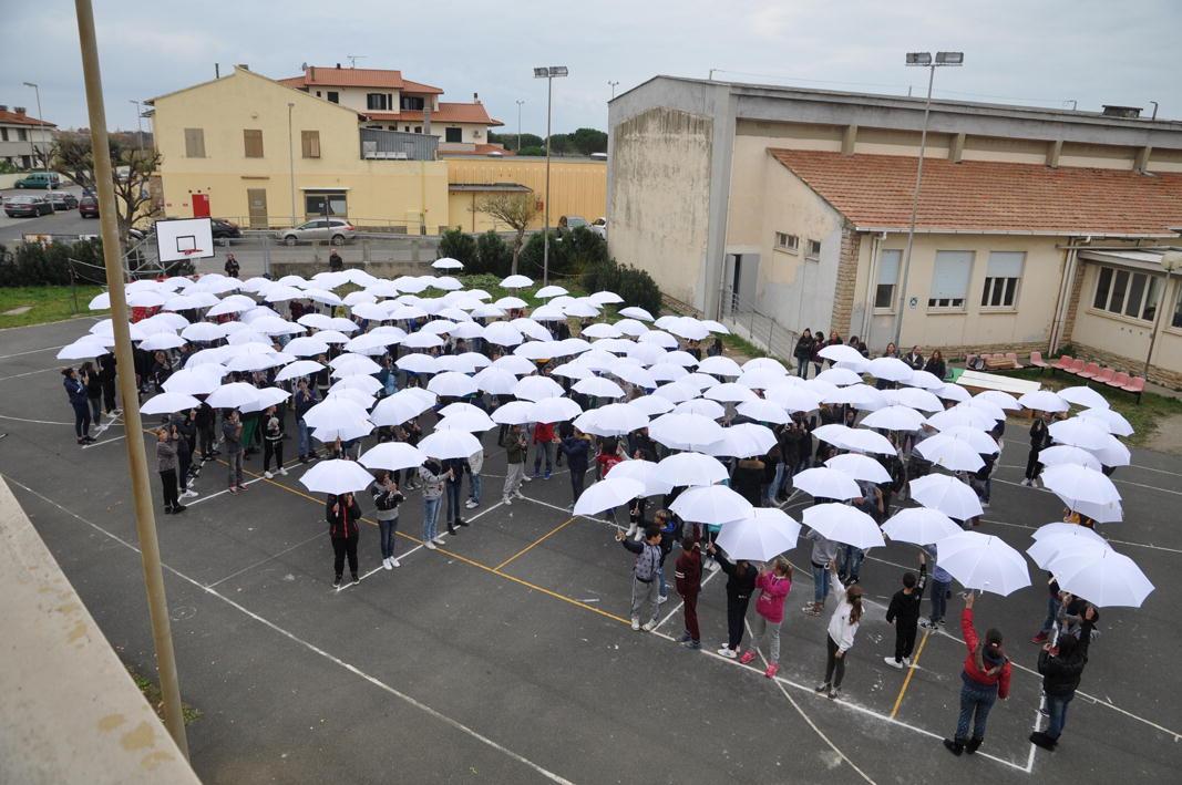 Un momento della performance artistica alle medie Galilei 