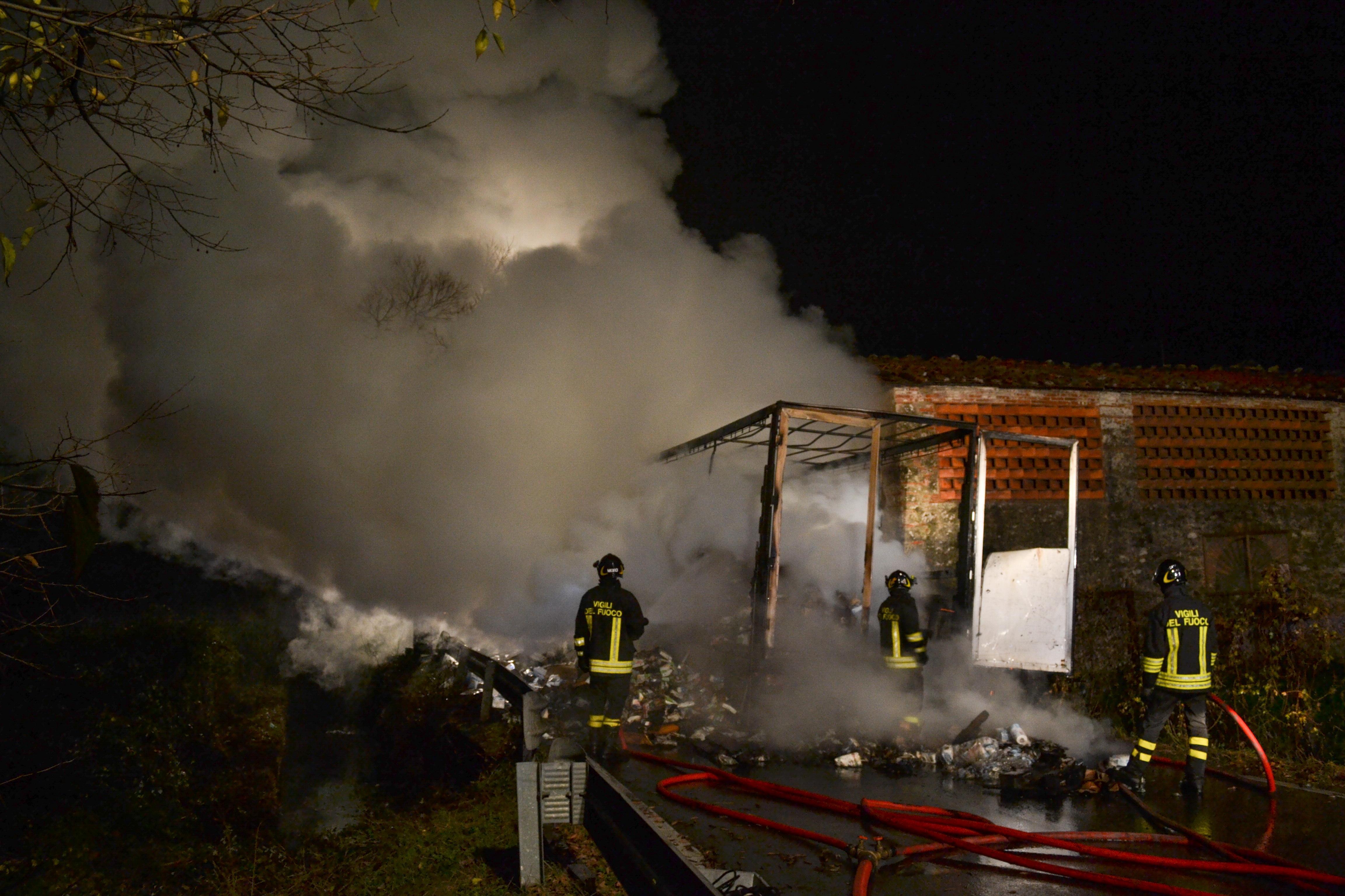 Camion carico di carta prende fuoco: caos sulla Lodovica