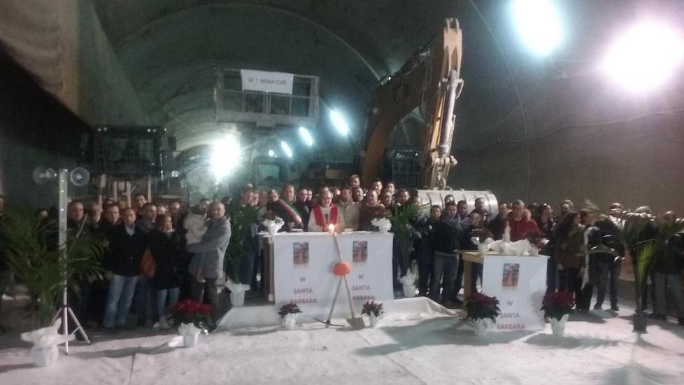 Messa sotto la galleria in costruzione per la patrona dei muratori