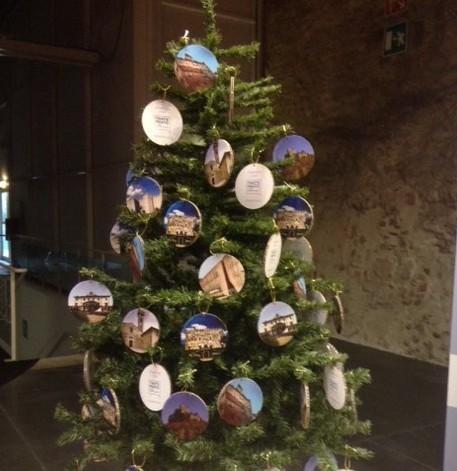 Nell’albero di Natale le palline sono le bellezze artistiche 