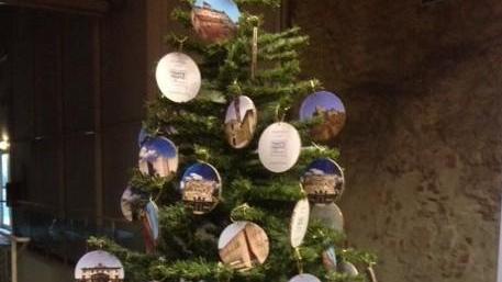 Nell’albero di Natale le palline sono le bellezze artistiche