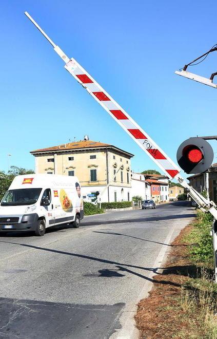 Sbarre abbattute, treni nel caos 