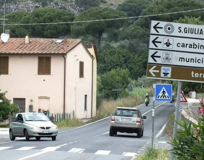 Semafori a chiamata vicino alle nuove rotonde 