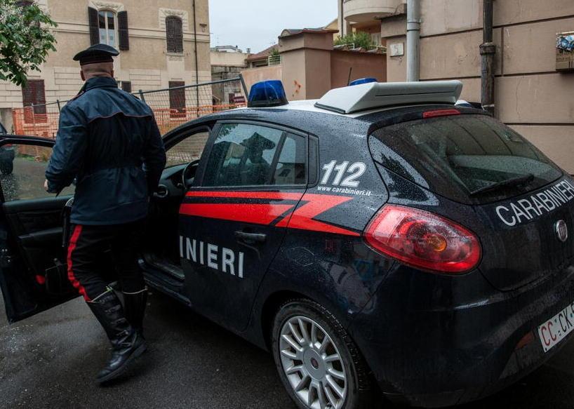 Bonascola, si barrica in casa e minaccia i carabinieri 