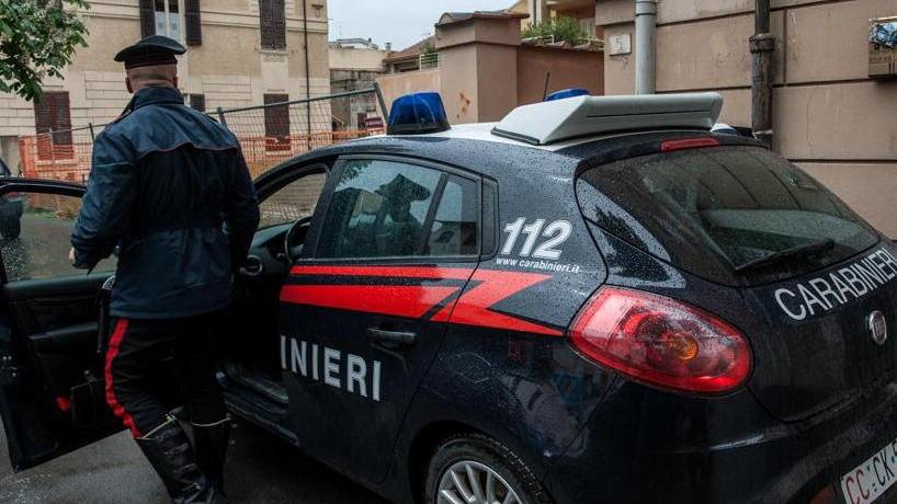 Bonascola, si barrica in casa e minaccia i carabinieri