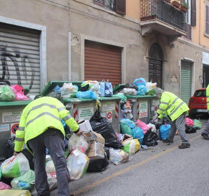 Gli impiegati sono 44 in 250 stanno in strada o all’inceneritore 