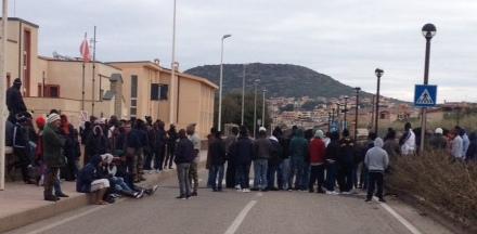 Lu Bagnu, i migranti in attesa di asilo bloccano la Statale 