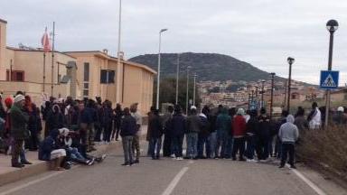 Lu Bagnu, i migranti in attesa di asilo bloccano la Statale 