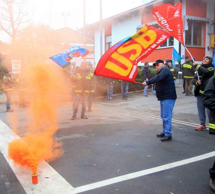 La provocazione dei vigili del fuoco: «A Natale regalateci cacciaviti» 