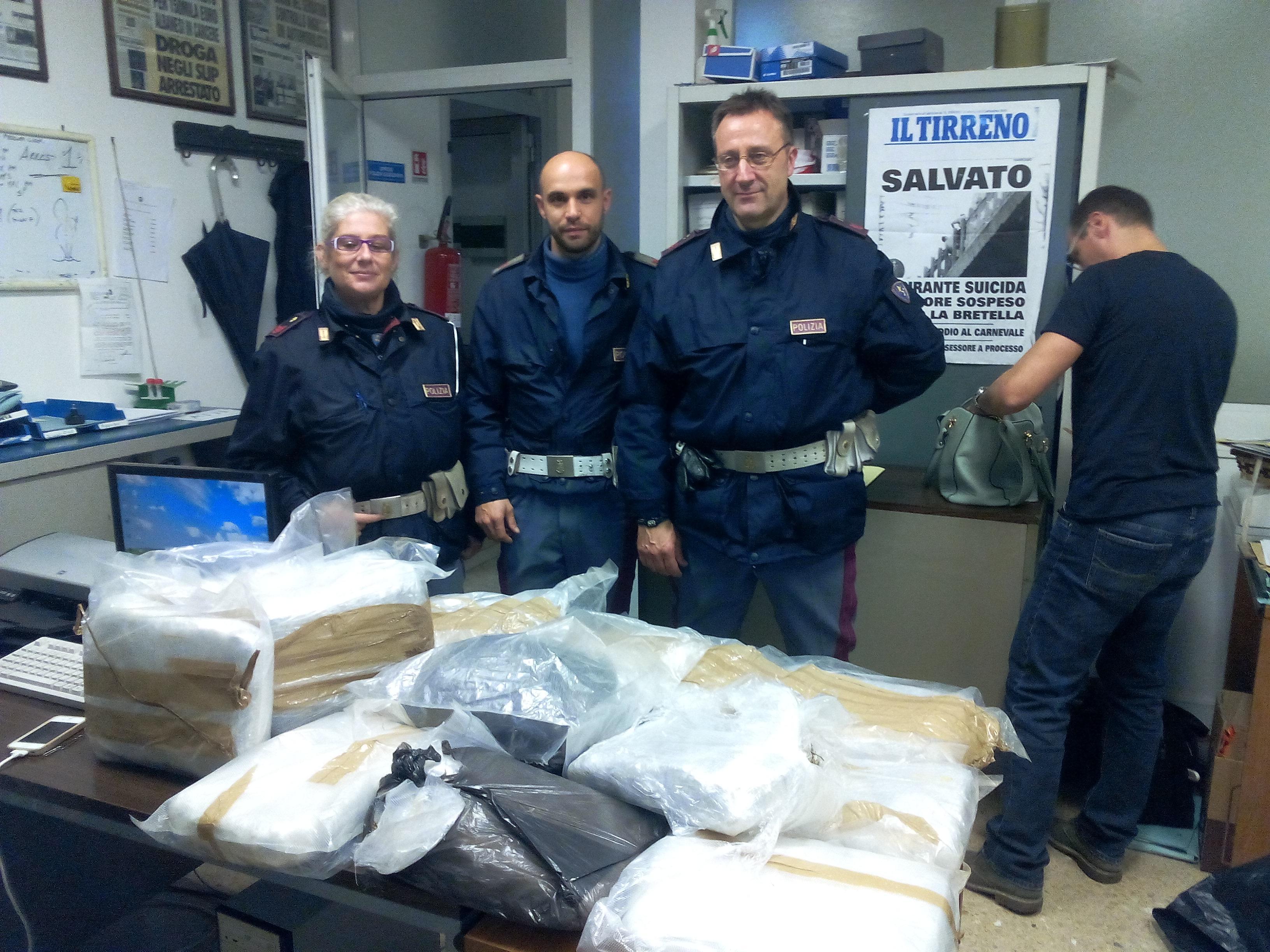 Gli agenti della polizia stradale con la droga sequestrata