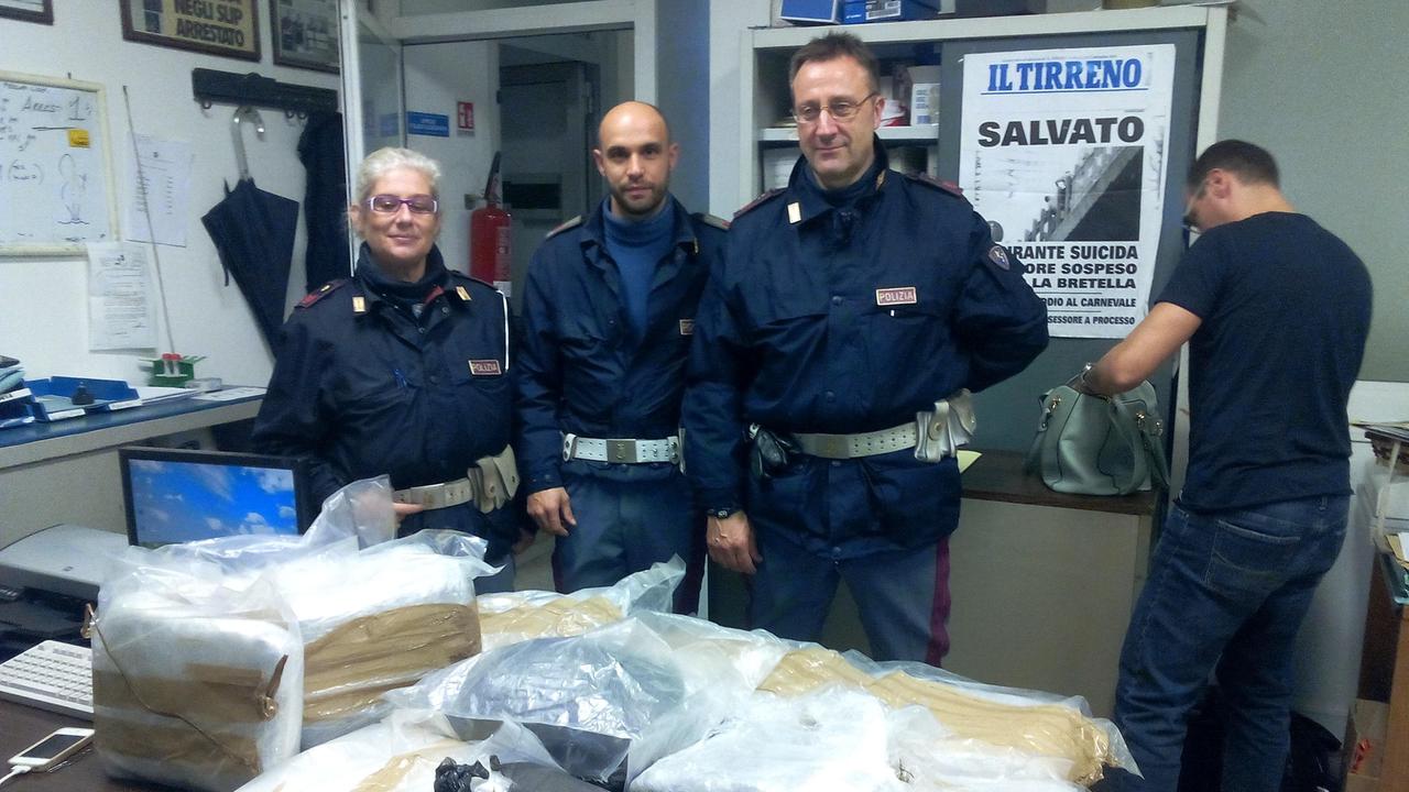 Gli agenti della polizia stradale con la droga sequestrata