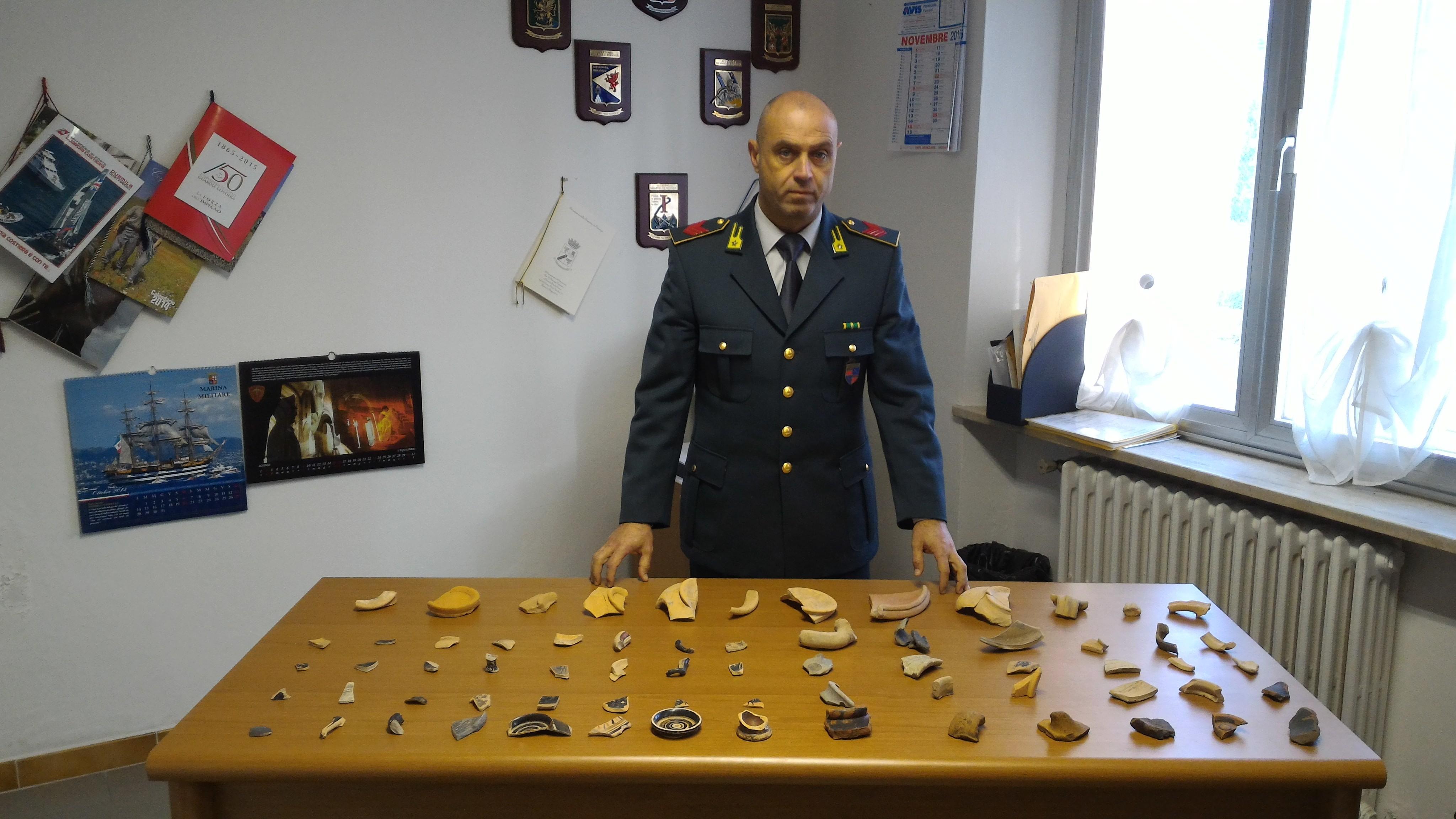 I finanzieri con alcuni reperti trovati
