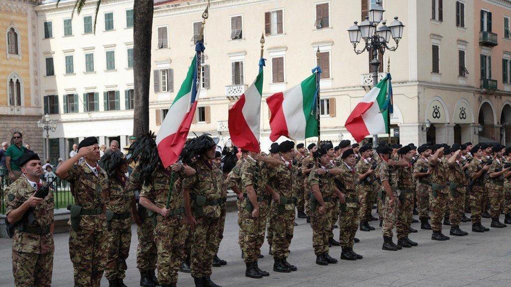 Militari della Brigata Sassari in piazza d'Italia
