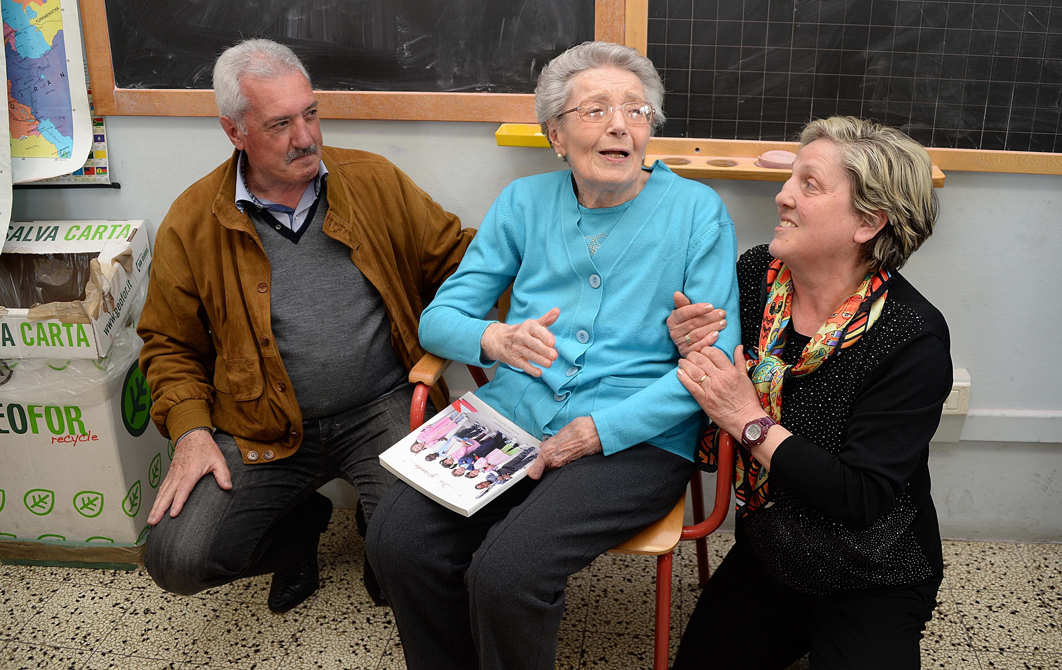 La maestra Elda Galli (al centro)