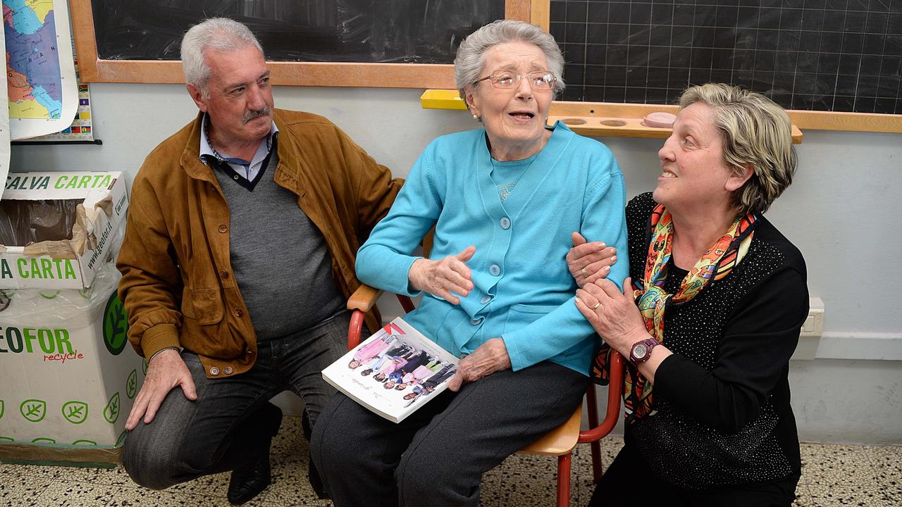 La maestra Elda Galli (al centro)