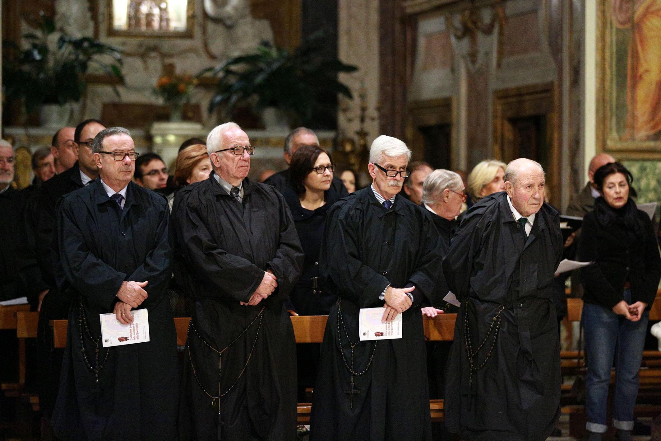 I vertici della Misericordia durante la cerimonia in Collegiata (Foto Agenzia Carlo Sestini)