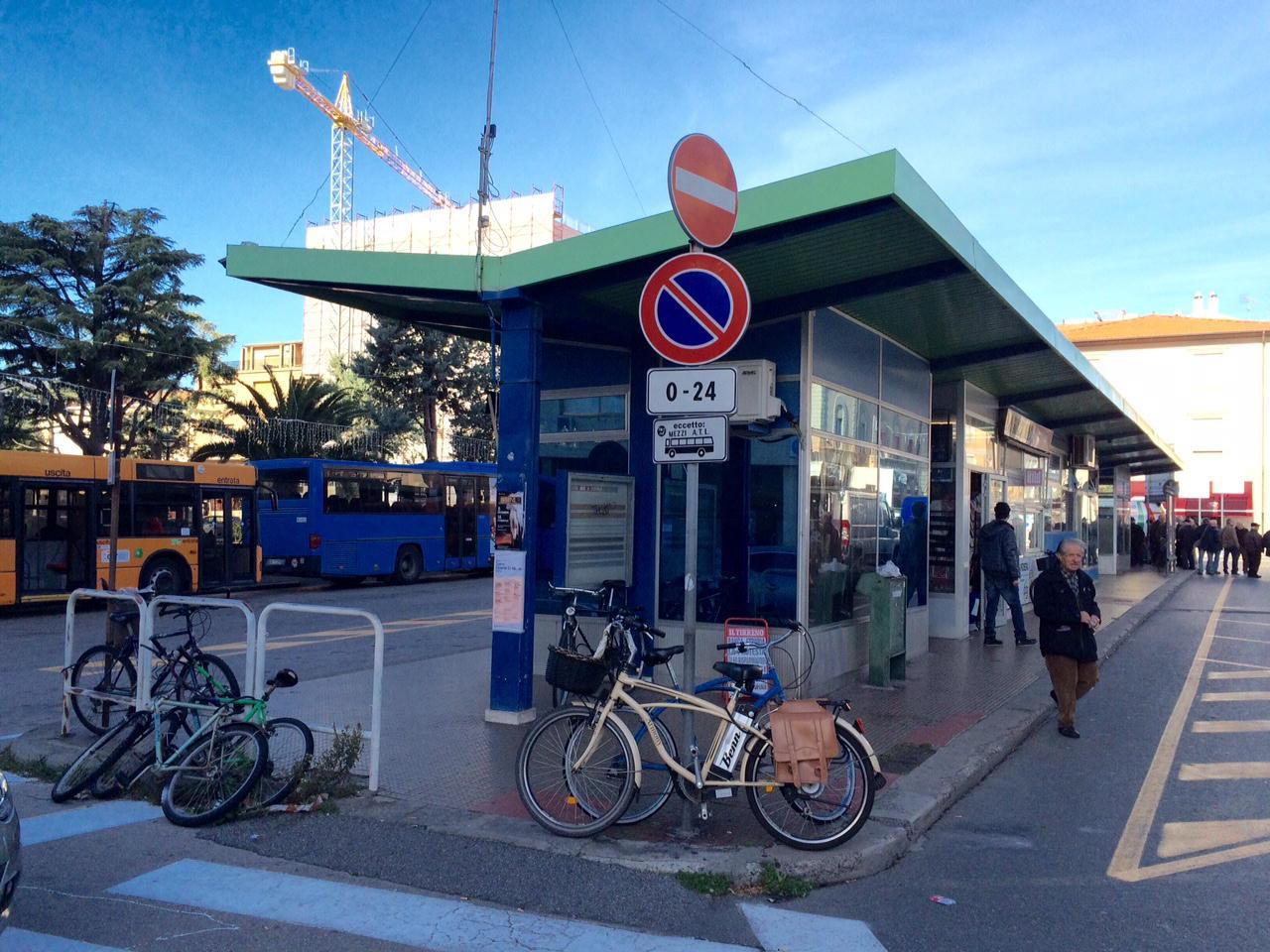 Tra le bici assicurate alle transenne in piazza della Libertà anche dei rottami