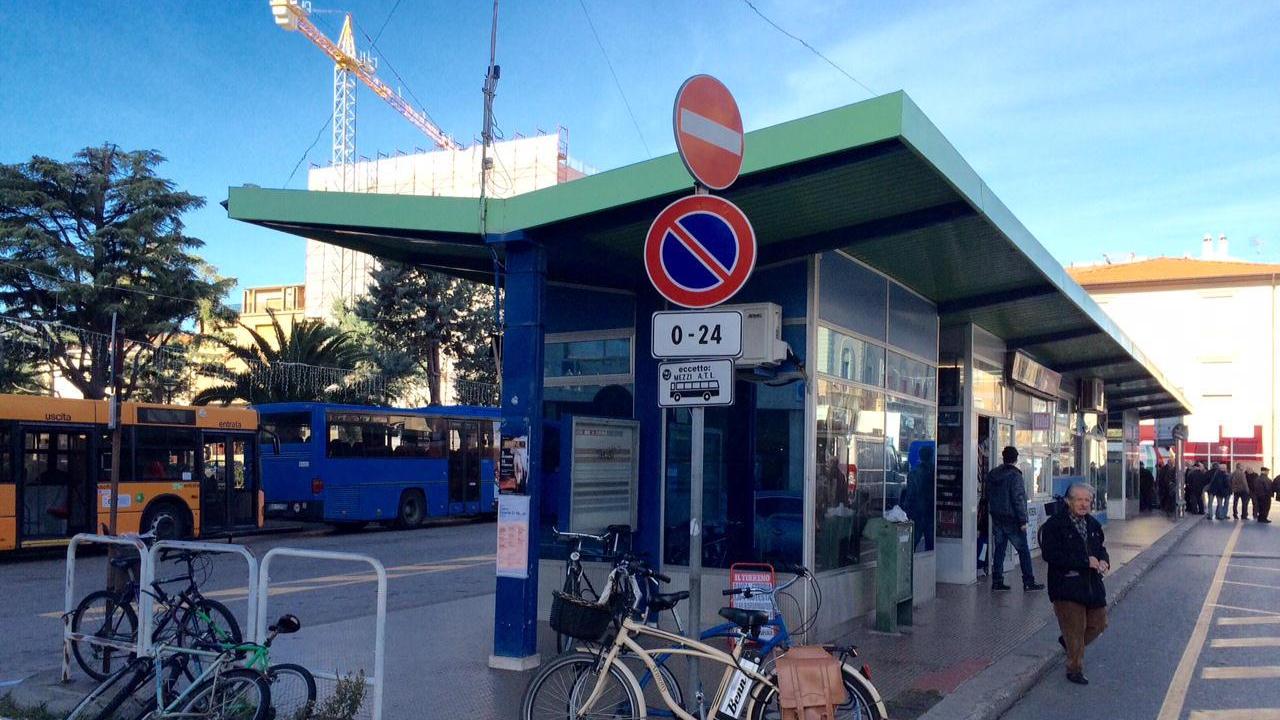 Tra le bici assicurate alle transenne in piazza della Libertà anche dei rottami
