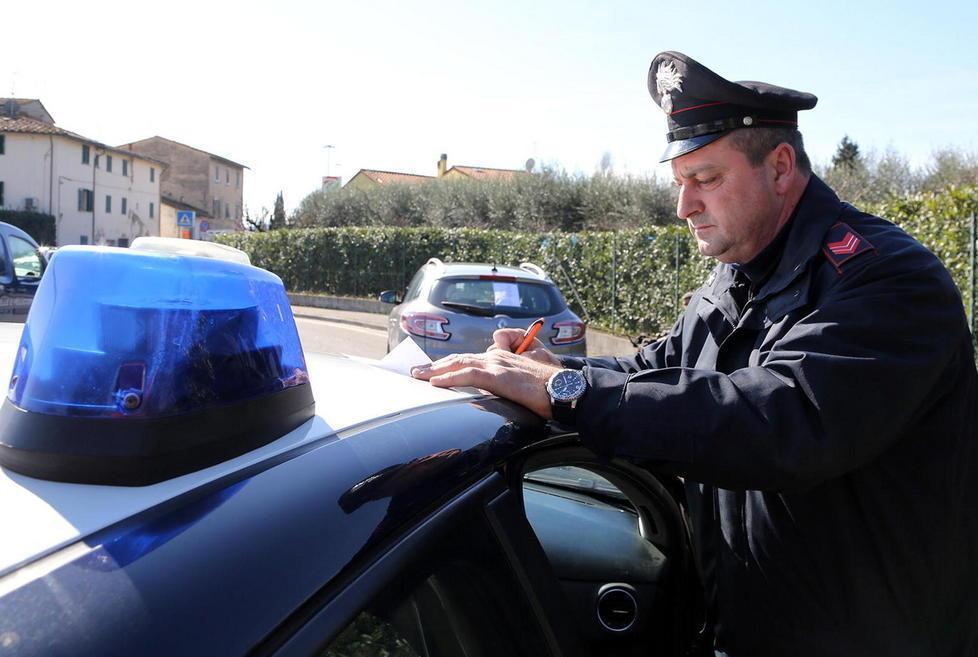 Abbraccia un anziano e gli sfila la catenina, denunciata