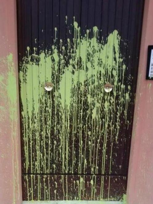 Lanciati contro un condominio secchi di vernice nella notte
