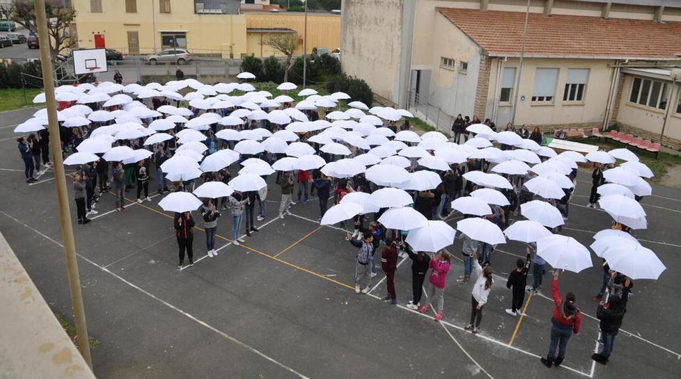 Gli ombrelli bianchi di 200 studenti per chiedere la pace 