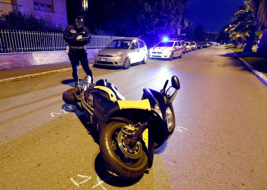 Cade dallo scooter per evitare un cane