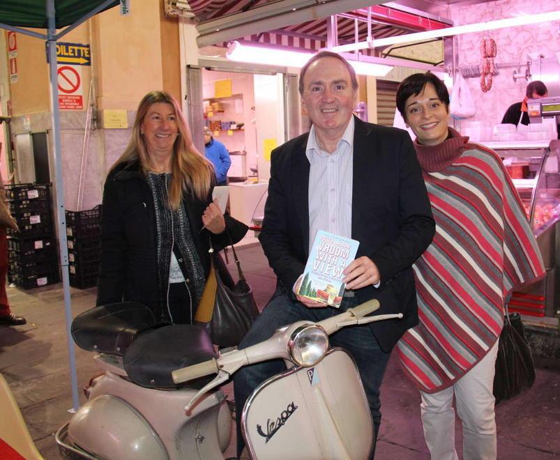In Vespa al Mercato Centrale per raccontare la sua Livorno