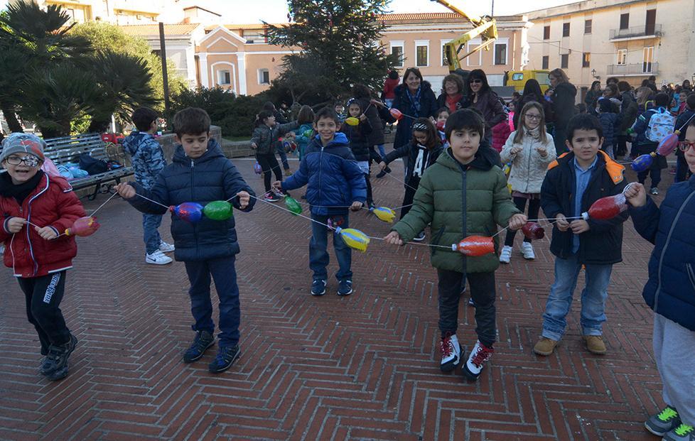 L’albero dei bambini del Sacro Cuore con pezzi riciclati