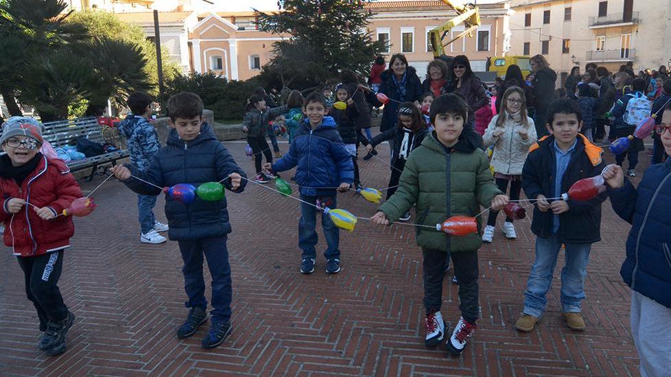L’albero dei bambini del Sacro Cuore con pezzi riciclati