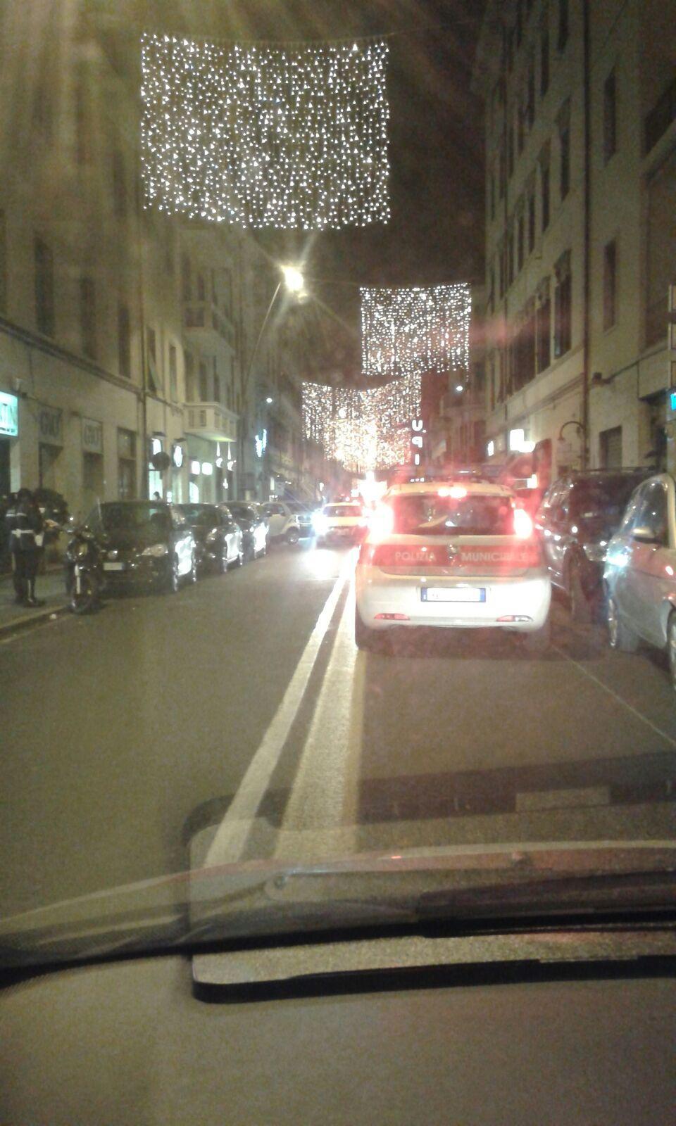 Le auto in sosta vietata in via Marradi 