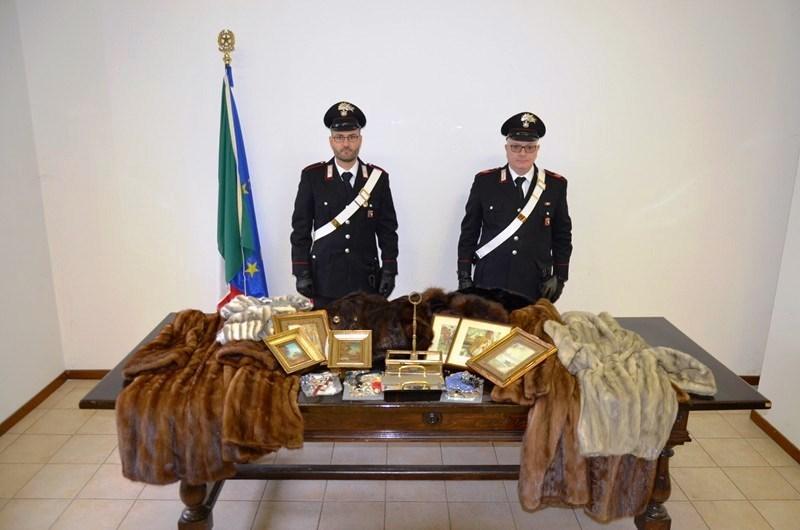 Ricettazione, fermati con pellicce, gioielli e oggetti rubati per 10 mila euro