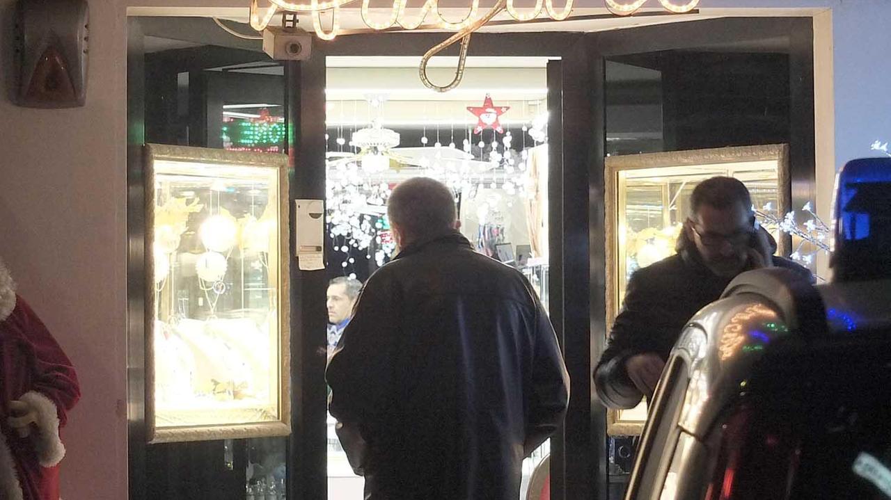 I carabinieri durante il sopralluogo dopo la rapina a Nodica (Muzzi)