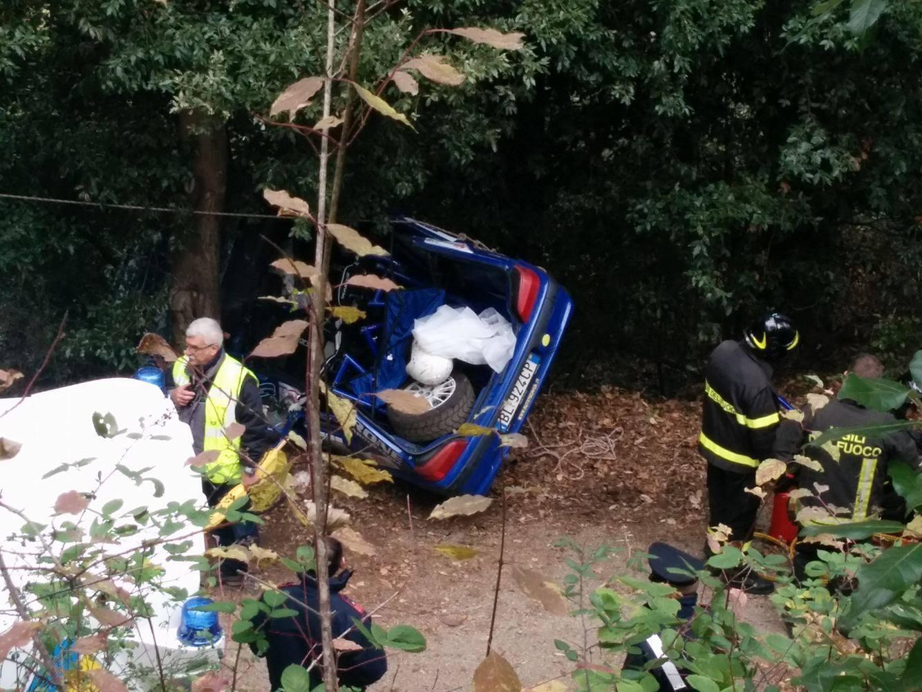 L'auto distrutta (foto Davide Zironi)