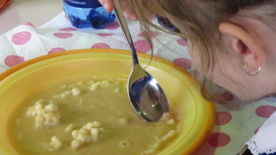 «A scuola si mangia male», raccolta firme contro la mensa
