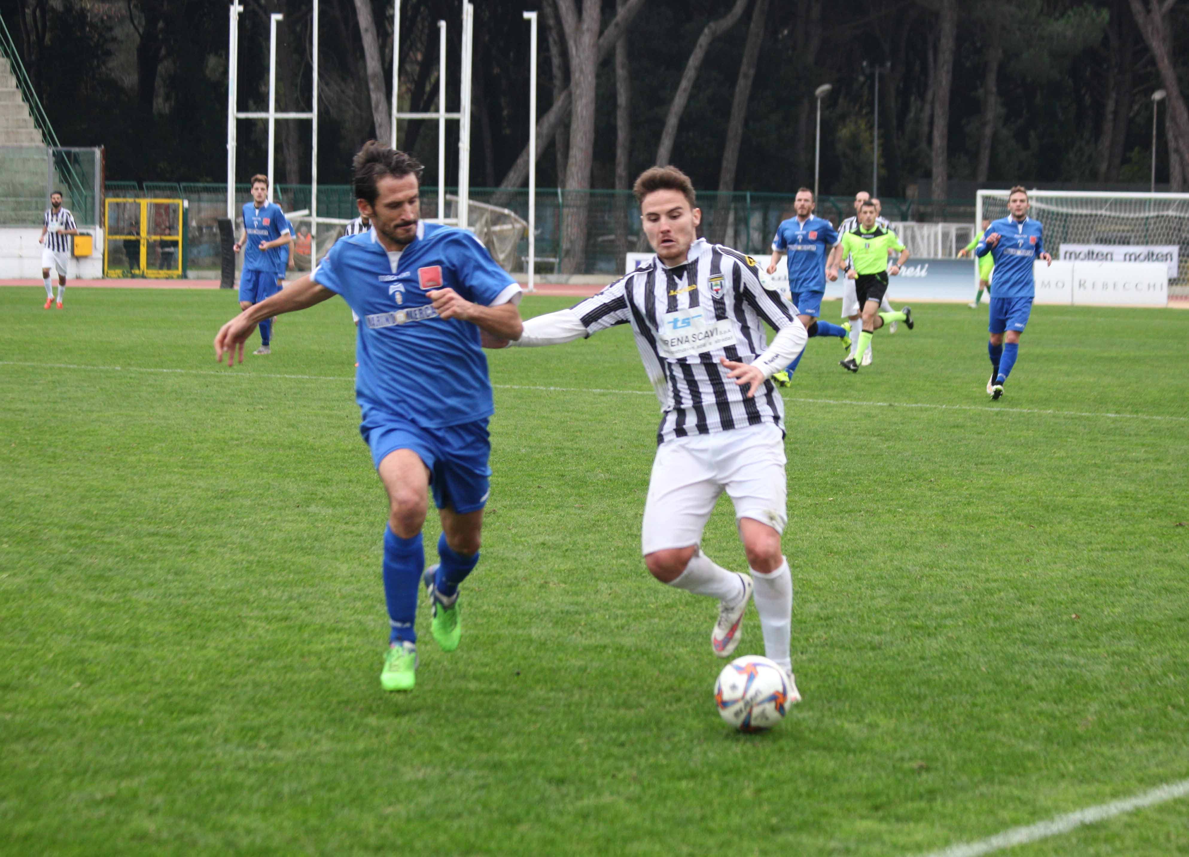 Un'immagine della partita tra Viareggio e Sangiovannese