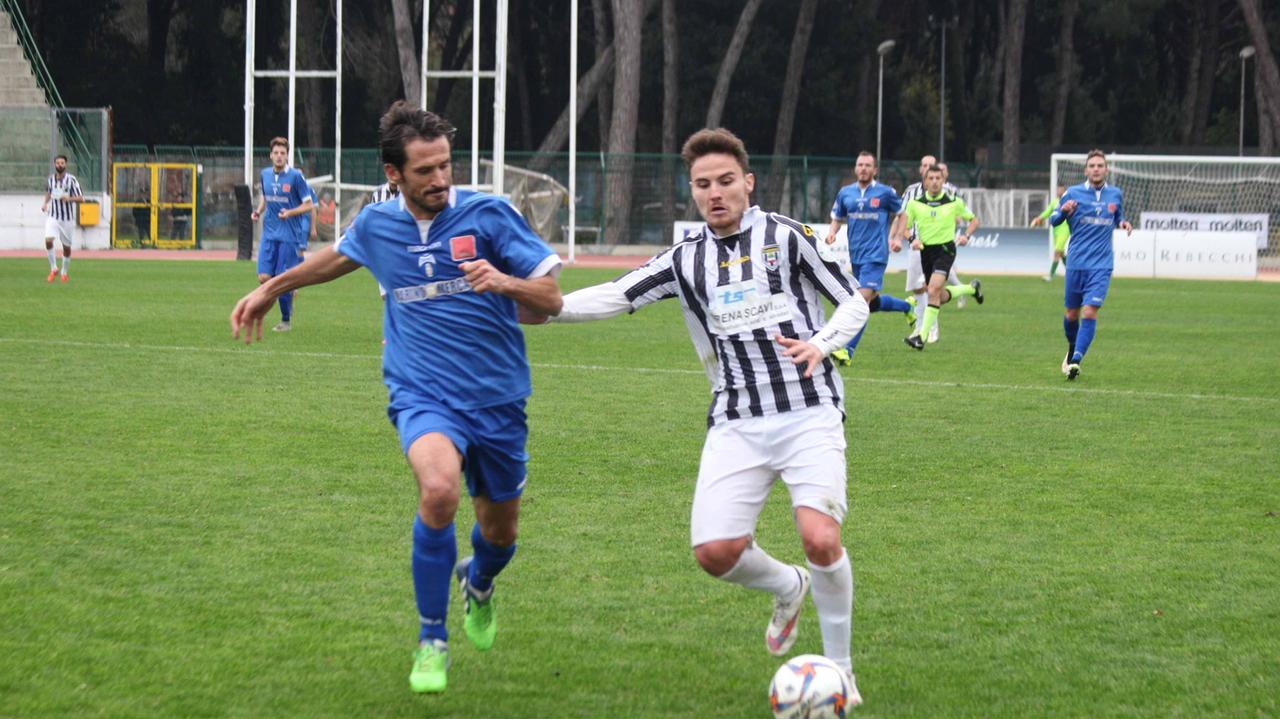 Un'immagine della partita tra Viareggio e Sangiovannese