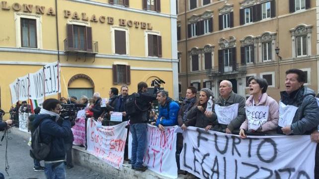La protesta dei "beffati" da Banca Etruria sotto Montecitorio